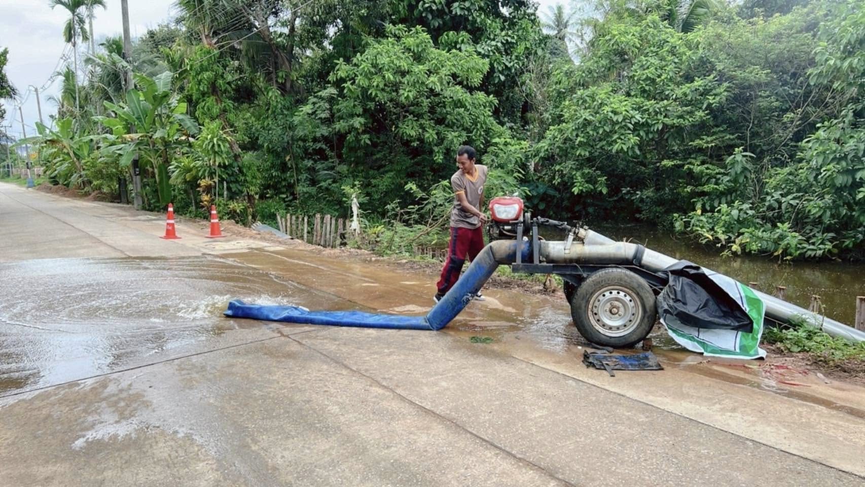 งานป้องกันและบรรเทาสาธารณภัย สำนักปลัด เทศบาลตำบลวังไผ่ ติดตั้งเครื่องระบายน้ำในพื้นที่น้ำท่วมขัง ✅ คลิ๊ก Link ด้านล่างเพื่อดูข้อมูล👇