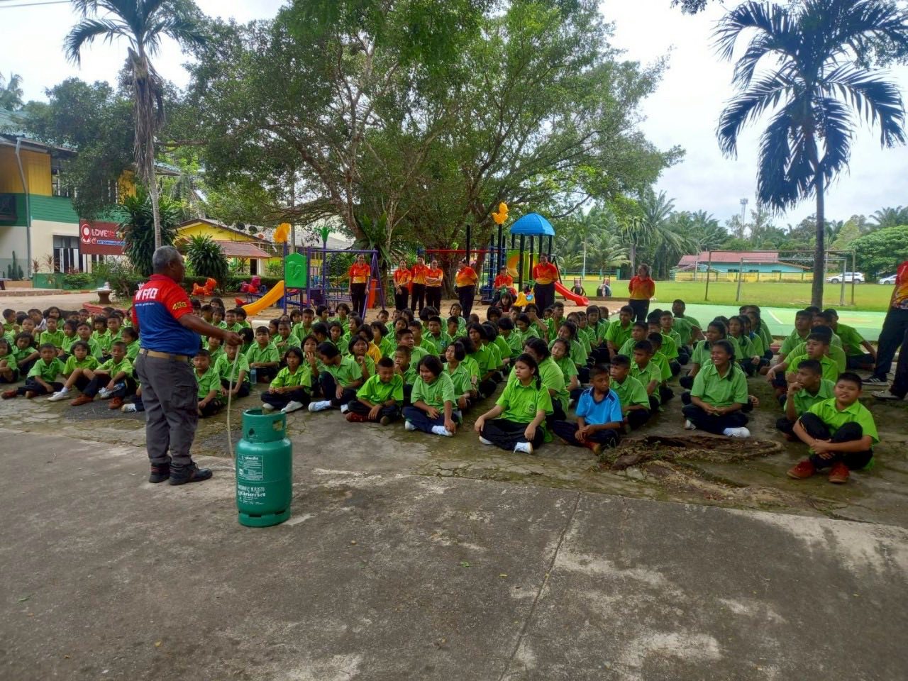 งานป้องกันและบรรเทาสาธารณภัยบรรยายและสาธิตการป้องกันและระงับอัคคีภัยในการซ้อมแผนป้องกันในโรงเรียนวัดดอนเมือง ✅ คลิ๊ก Link ด้านล่างเพื่อดูข้อมูล👇
