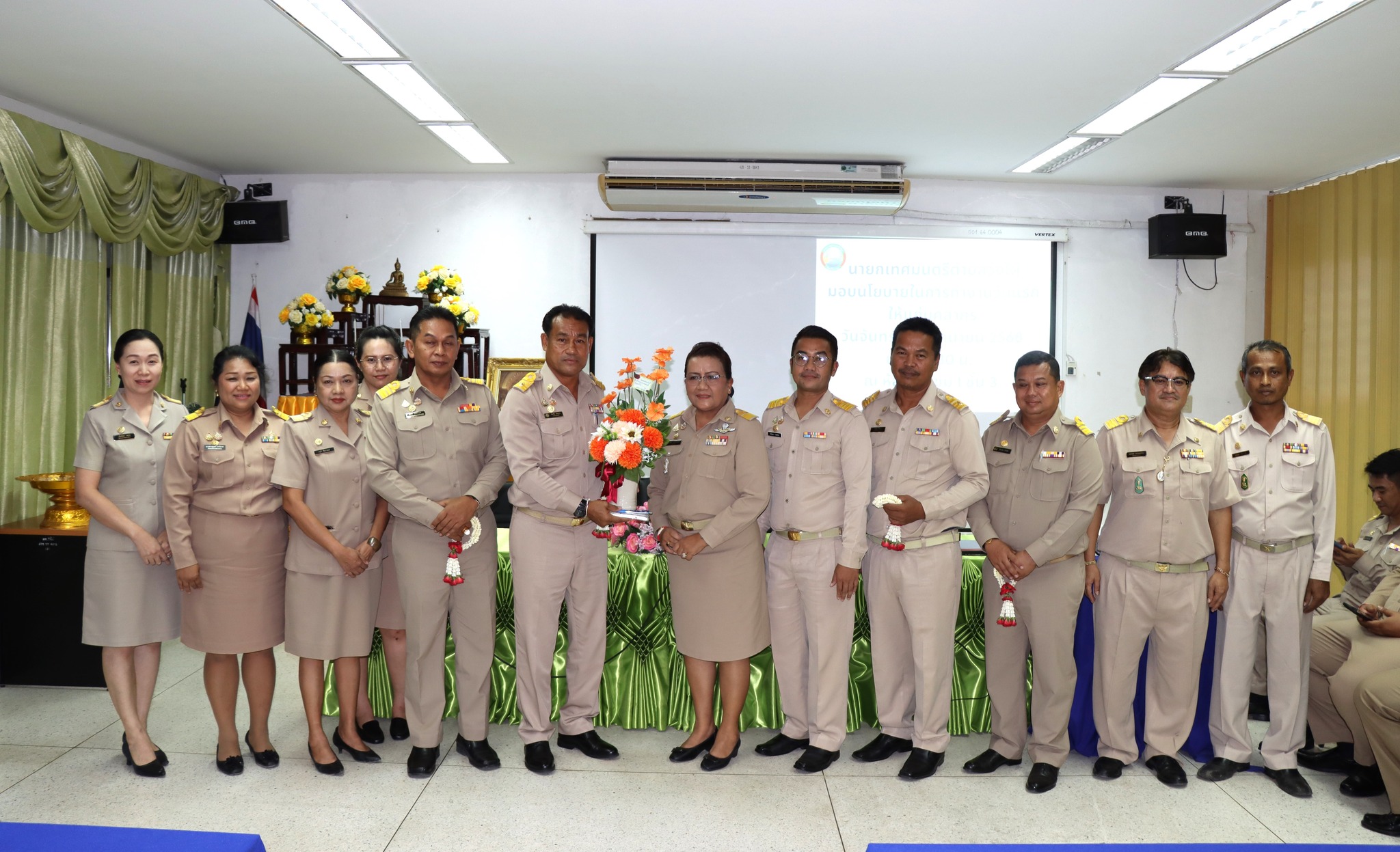 ประชุมประจำเดือนพนักงานเทศบาล ลูกจ้างประจำและพนักงานจ้างฯ ของเทศบาลตำบลวังไผ่ เพื่อมอบนโยบายในการทำงานวันแรก แก่พนักงานเทศบาล ลูกจ้างประจำและพนักงานจ้าง ของเทศบาลตำบลวังไผ่ ✅ คลิ๊ก Link ด้านล่างเพื่อดูข้อมูล👇
