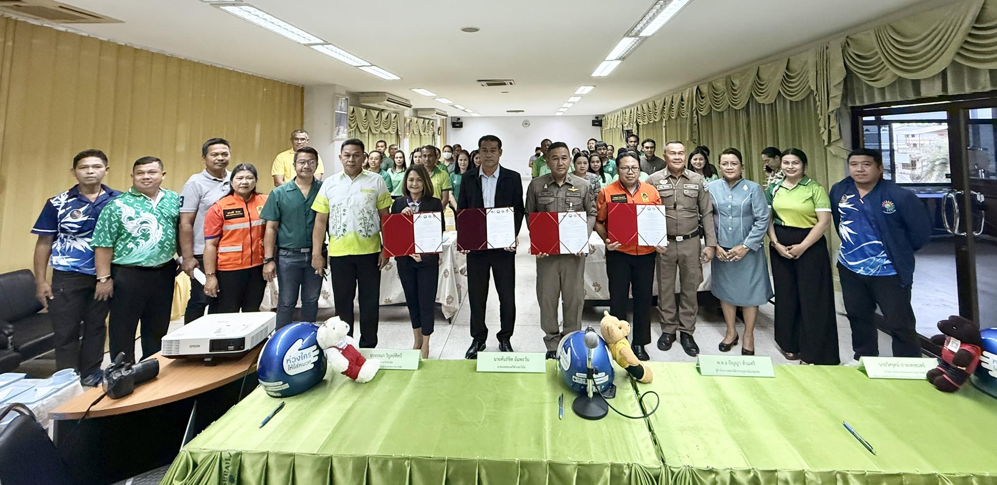 พิธีลงนามบันทึกความร่วมมือ ร่วมเสริมสร้างมาตรการองค์กรความปลอดภัยทางถนน ด้านการรณรงค์สวมหมวกนิรภัย ๑๐๐% ✅ คลิ๊ก Link ด้านล่างเพื่อดูข้อมูล👇