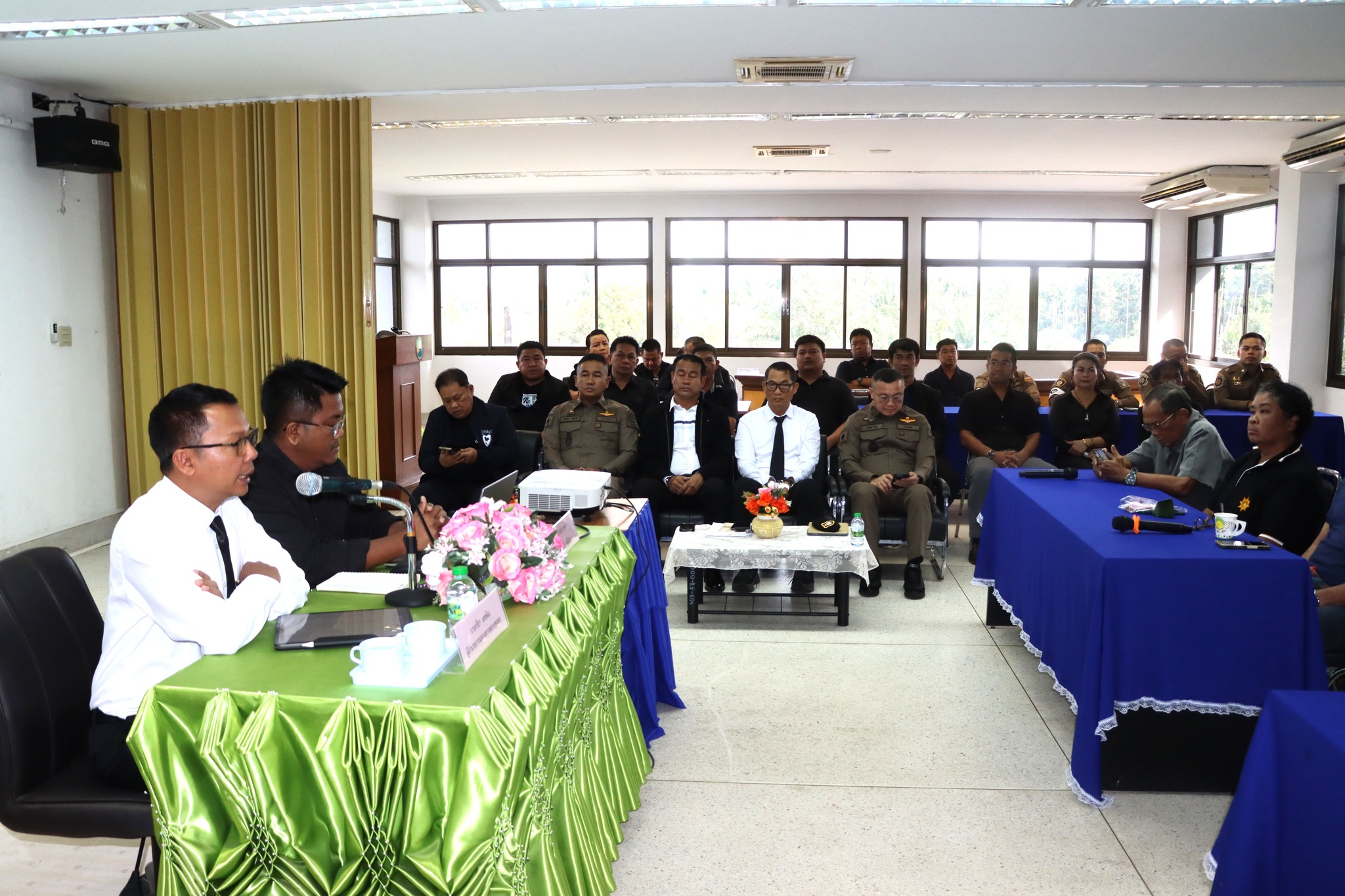 ประชุมหารือเพื่อหามาตรการในการป้องกันและลดอุบัติเหตุทางหลวงหมายเลข 327 หรือ ถนนเส้นเข้าเมืองชุมพรและสะพานข้ามแยกปฐมพร ✅ คลิ๊ก Link ด้านล่างเพื่อดูข้อมูล👇
