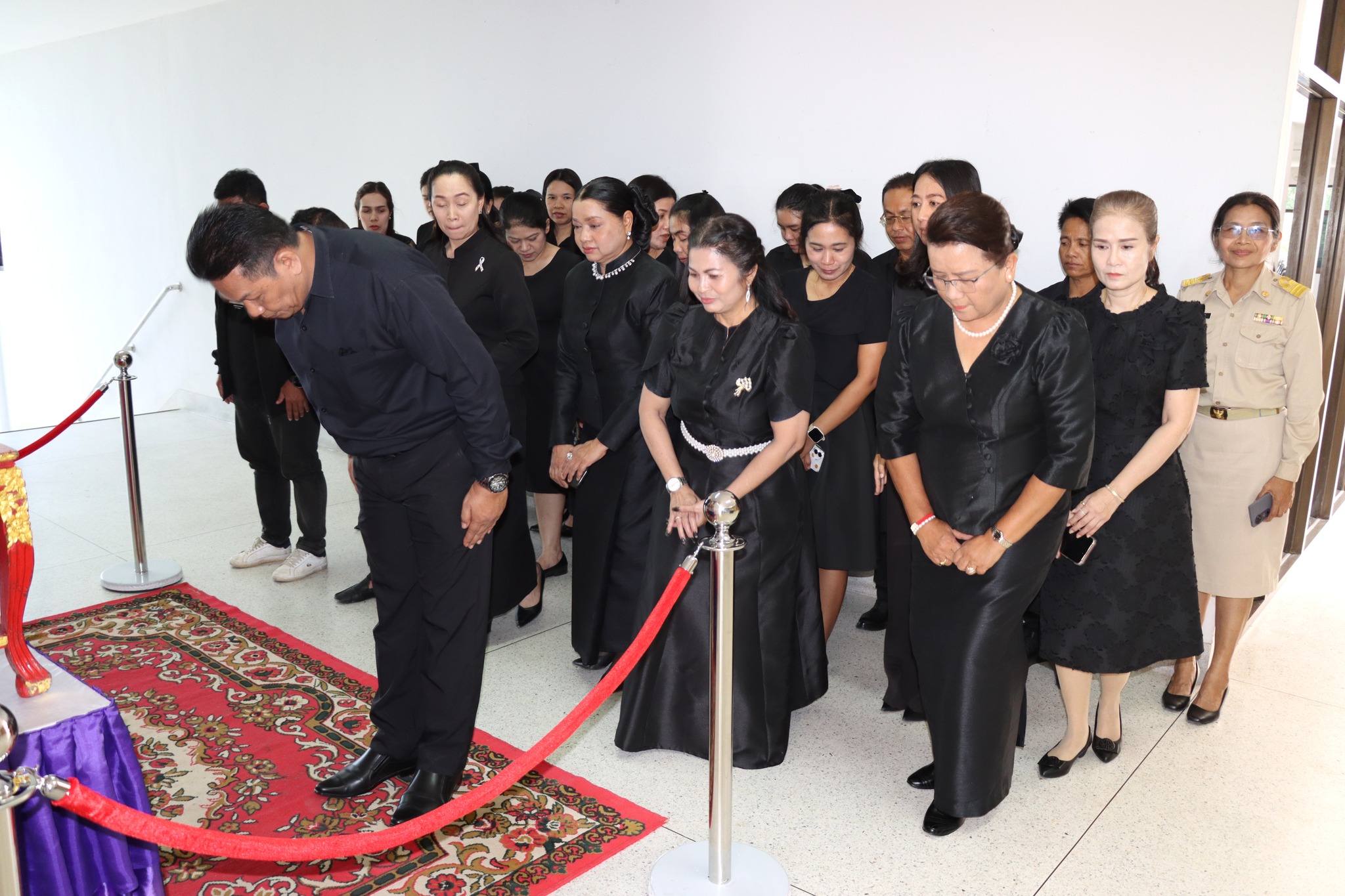 ถวายความเคารพเนื่องในวันคล้ายวันสวรรคต 100 ปี สมเด็จพระมงกุฏเกล้าเจ้าอยู่หัว และวันคล้ายวันประสูติภพ 100 ปี สมเด็จพระเจ้าภคินีเธอเจ้าฟ้าเพชรรัตนราชสุดาสิริโสภาพัณณวดี ✅ คลิ๊ก Link ด้านล่างเพื่อดูข้อมูล👇