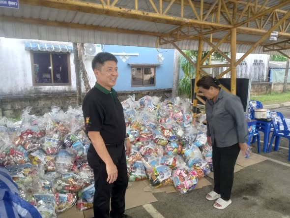 ผู้ว่าราชการจังหวัดชุมพร เดินทางมาให้กำลังใจและร่วมบรรจุถุงยังชีพ เพื่อช่วยเหลือผู้ประสบอุทกภัยน้ำท่วมในพื้นที่ภาคใต้ ณ ลานหน้าสำนักงานเทศบาลตำบลวังไผ่ จังหวัดชุมพร ✅ คลิ๊ก Link ด้านล่างเพื่อดูข้อมูล👇
