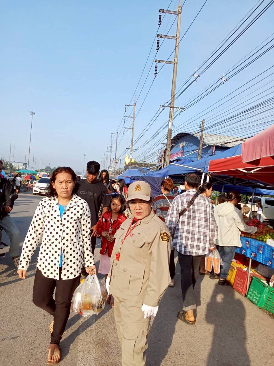 รักษาความปลอดภัยและอำนวยความสะดวกการจราจรในตลาดนัดฝนทอง ✅ คลิ๊ก Link ด้านล่างเพื่อดูข้อมูล👇