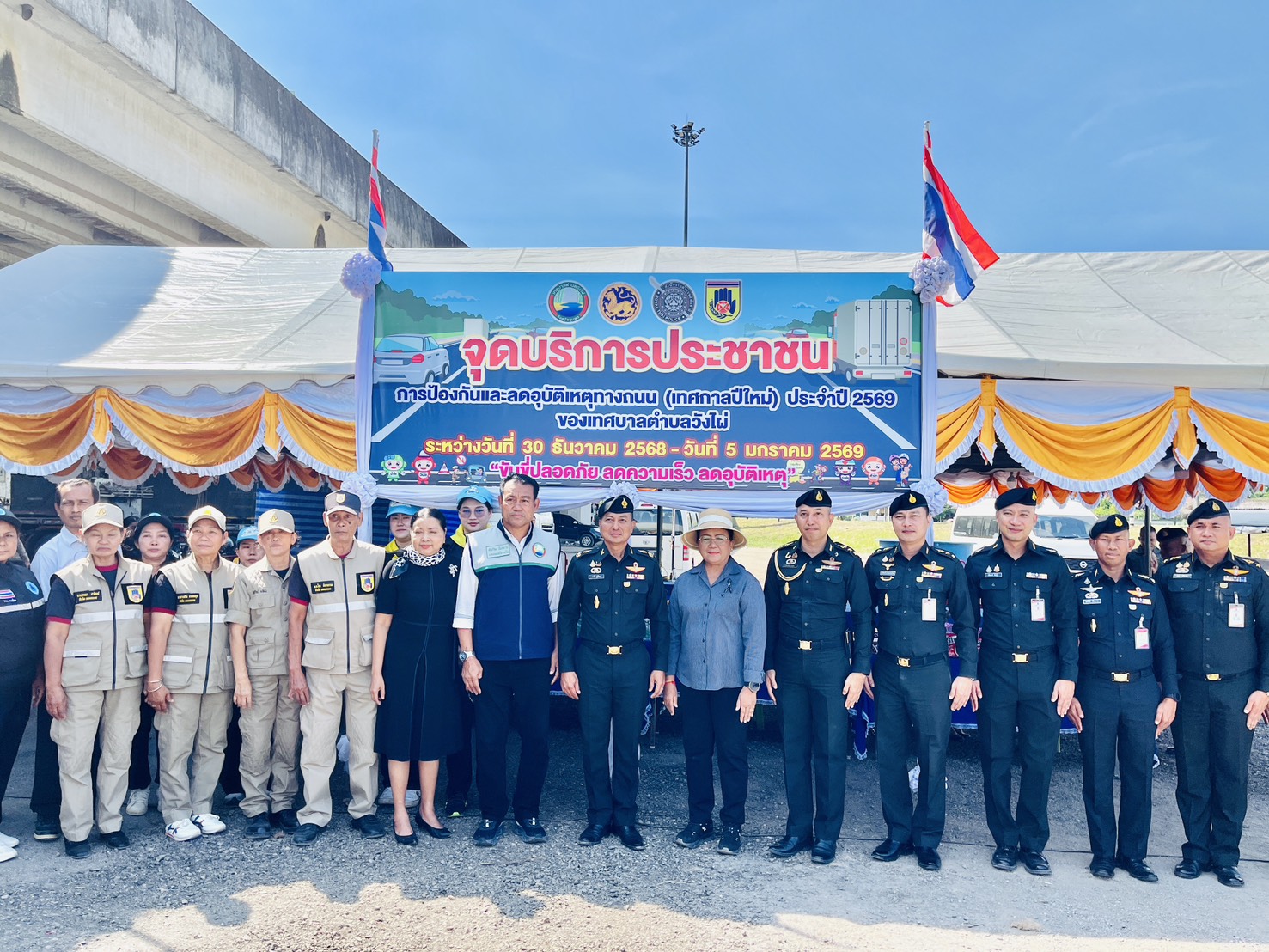 นายกเทศมนตรีตำบลวังไผ่ให้การต้อนรับคณะที่มาเยี่ยมและมอบน้ำใจแก่เจ้าหน้าที่และอาสาสมัครที่ปฏิบัติหน้าที่ ณ จุดบริการประชาชนเทศบาลตำบลวังไผ่