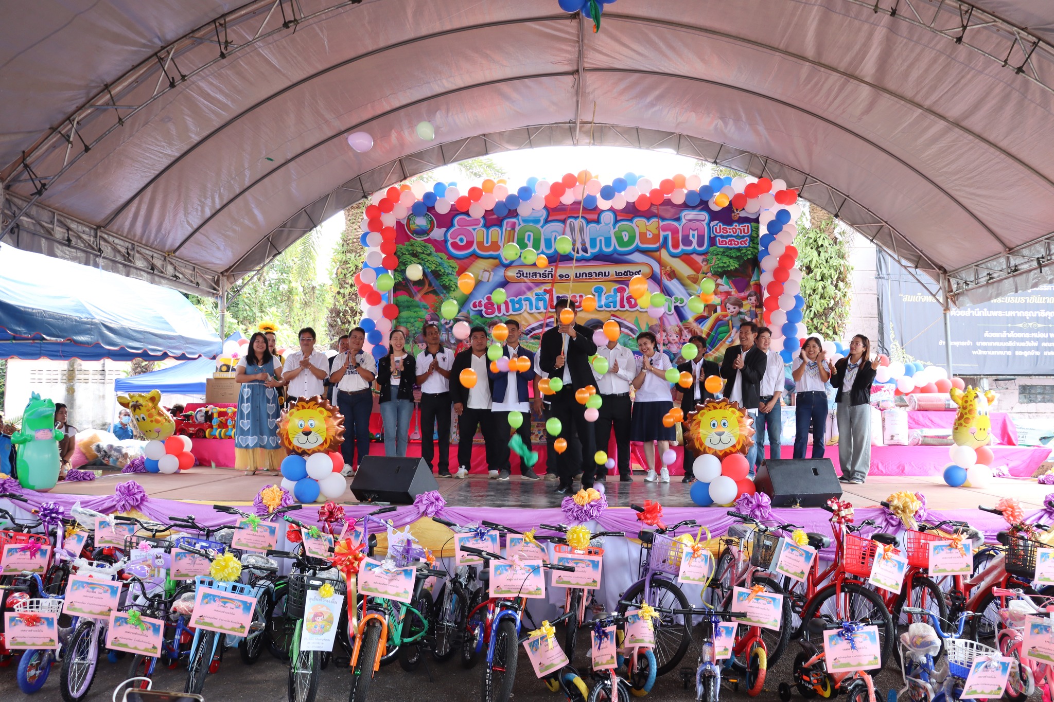 ทศบาลตำบลวังไผ่ นำโดย นายคันธ์ชิต อัมพะวัน นายกเทศมนตรีตำบลวังไผ่ พร้อมด้วยคณะผู้บริหาร สมาชิกสภาเทศบาล หัวหน้าส่วนราชการ และเจ้าหน้าที่เทศบาล ร่วมกันจัดกิจกรรม วันเด็กแห่งชาติ ประจำปี 2569 เพื่อเปิดโอกาสให้เด็กและเยาวชนได้แสดงความสามารถ กล้าแสดงออก และได้รับความรู้ควบคู่กับความสนุกสนาน