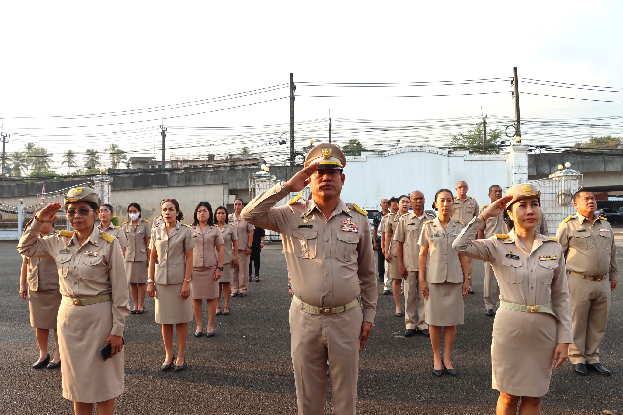 เข้าแถวเคารพธงชาติ บริเวณหน้าสำนักงานเทศบาลตำบลวังไผ่ ในเวลา 08.00 น. เพื่อสร้างความตระหนักถึงความสำคัญของธงชาติไทย ซึ่งเป็นสัญลักษณ์แห่งความเป็นชาติ ความสามัคคี และความภาคภูมิใจของคนไทยทุกคน