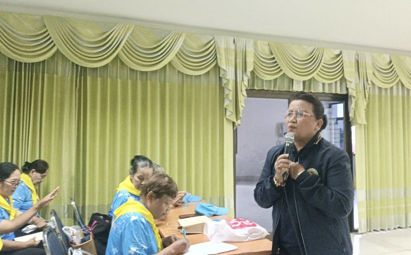 นาง￼พรพณา ภิญโญศาสตร์ ปลัดเทศบาลตำบลวังไผ่ ร่วมประชุม อสม. ประจำเดือนกุมภาพันธ์เพื่อชี้แจงและวางแผนการดำเนินงาน ให้เป็นไปด้วยความเรียบร้อย ￼พร้อมทั้งจัดโครงการโครงการอบรมช่วยชีวิตขั้นพื้นฐาน(CPR)