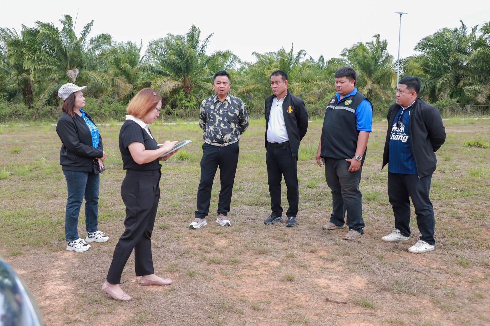 ลงพื้นที่สำรววจที่ดินในการดูแลของเทศบาลตำบลวังไผ่เพื่อเตรียมสร้างสนามกีฬาในพื้นที่เขตตำบลวังไผ่