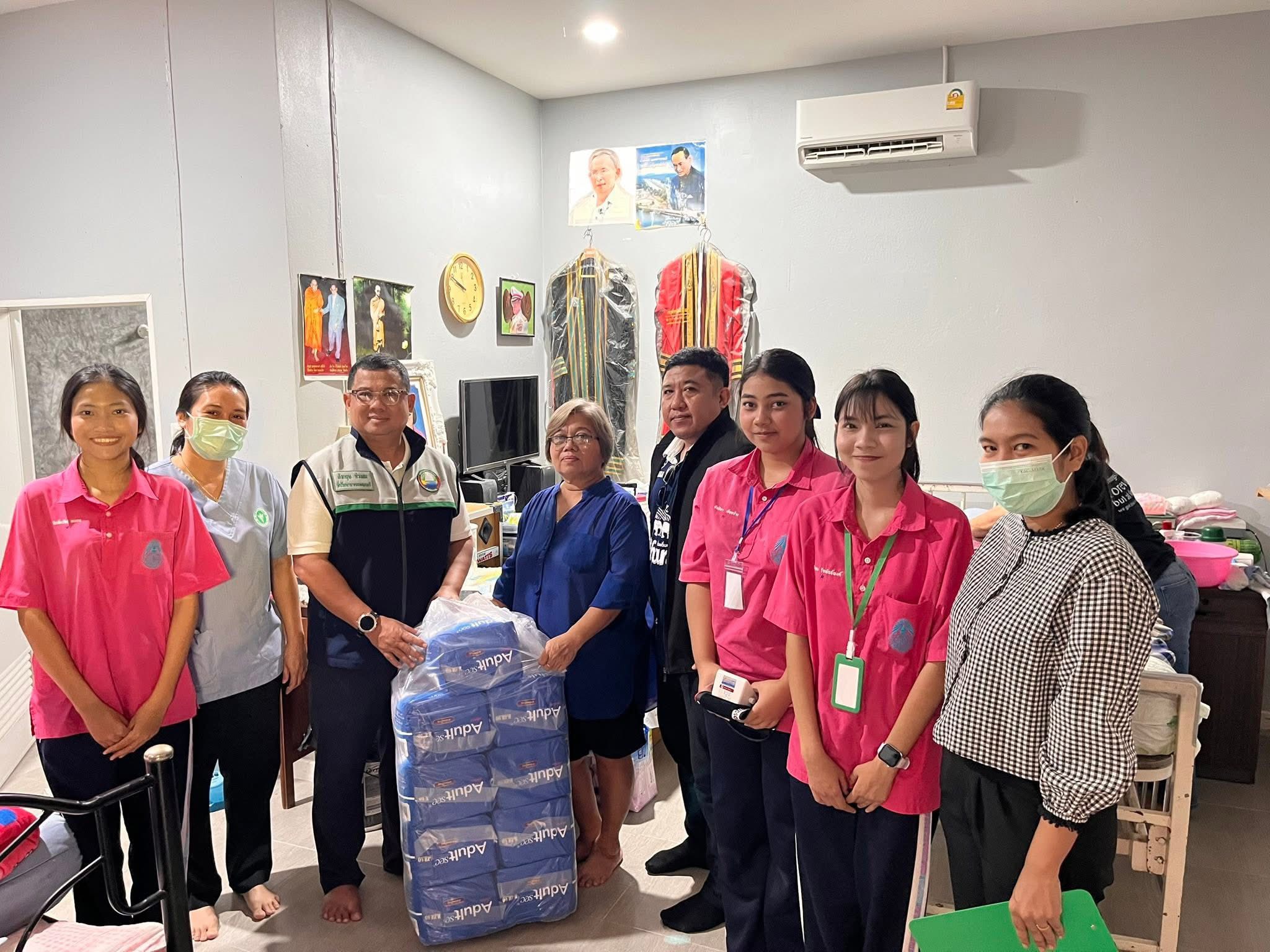 ลงพื้นที่ออกเยี่ยมและมอบผ้าอ้อมผู้ใหญ่แก่ผู้สูงอายุที่มีภาวะพึ่งพิง (LTC) บุคคลที่มีภาวะพึ่งพิง และบุคคลที่มีภาวะปัญหาการกลั้นปัสสาวะหรืออุจจาระไม่ได้