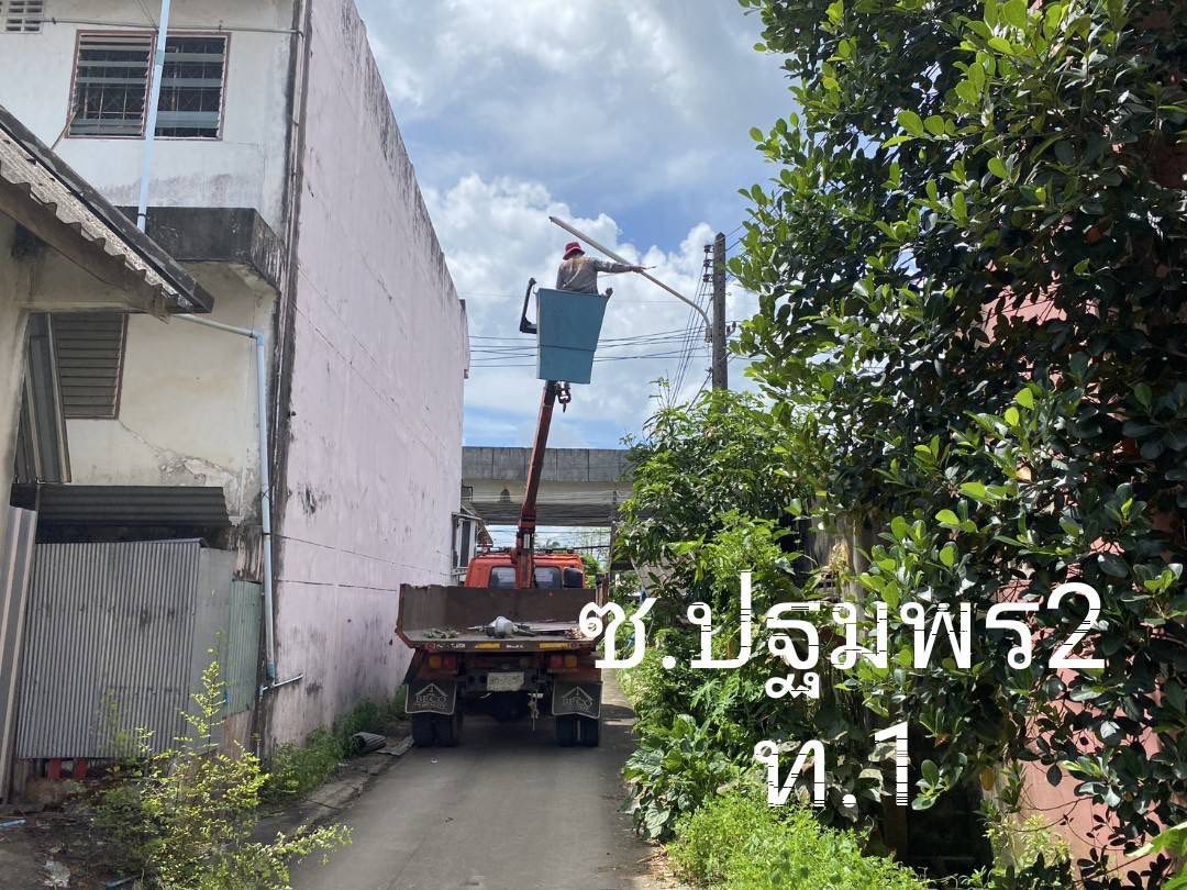 กองช่างลงพื้นที่ตัดหญ้าริมถนนและซ่อมแซมไฟฟ้าส่องสว่างในเขตเทศบาลตำบลวังไผ่