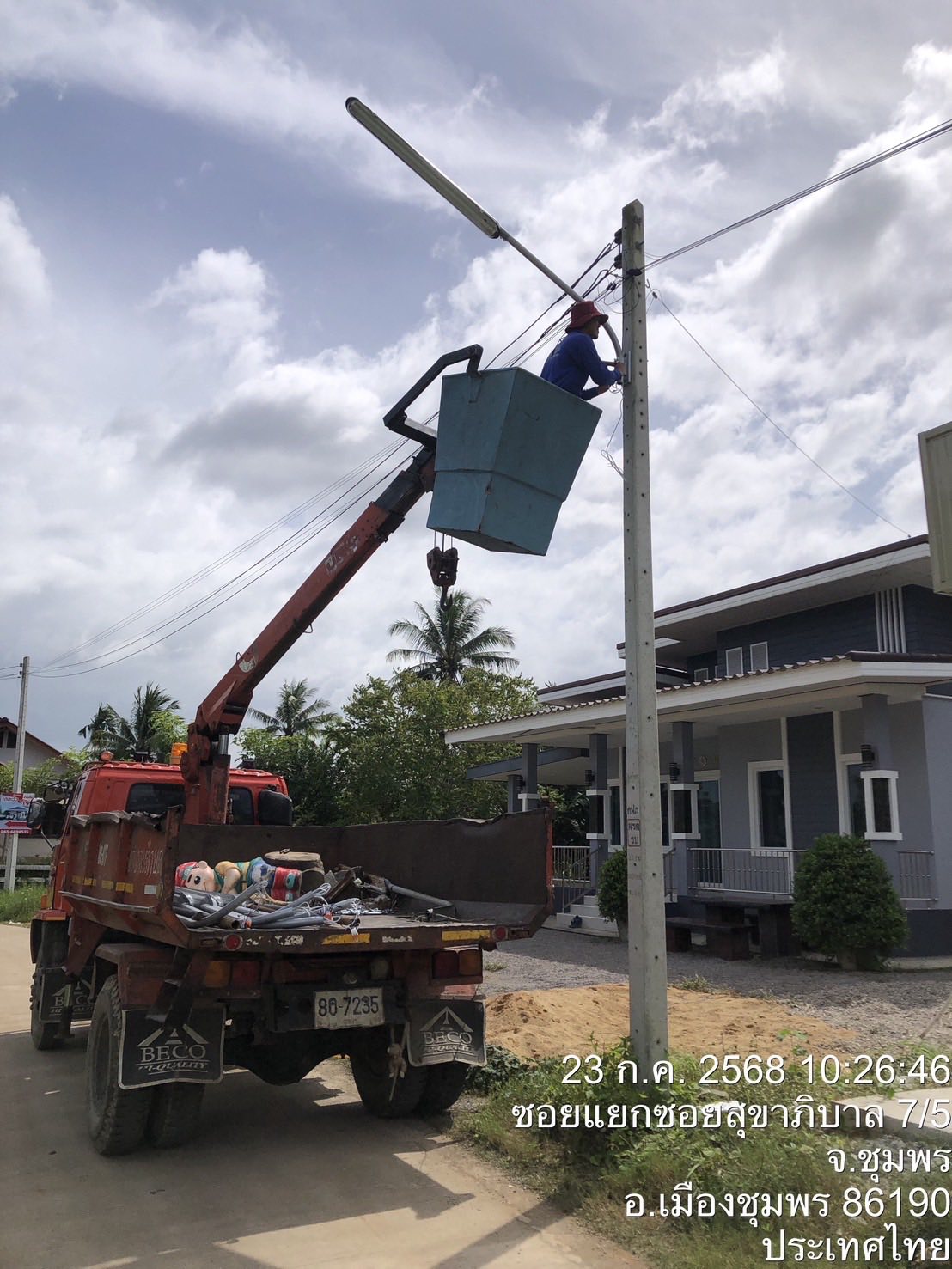 กองช่างลงพื้นที่เข้าซ่อมแซมไฟฟ้าส่องสว่างในเขตเทศบาลตำบลวังไผ่