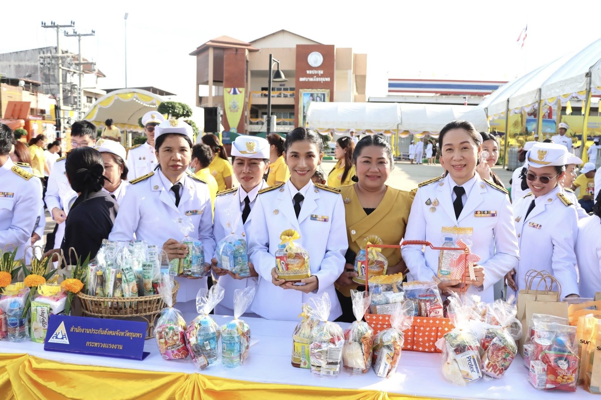 ร่วมกิจกรรมตักบาตรข้าวสารอาหารแห้ง เนื่องในโอกาสวันเฉลิมพระชนมพรรษา พระบาทสมเด็จพระเจ้าอยู่หัว