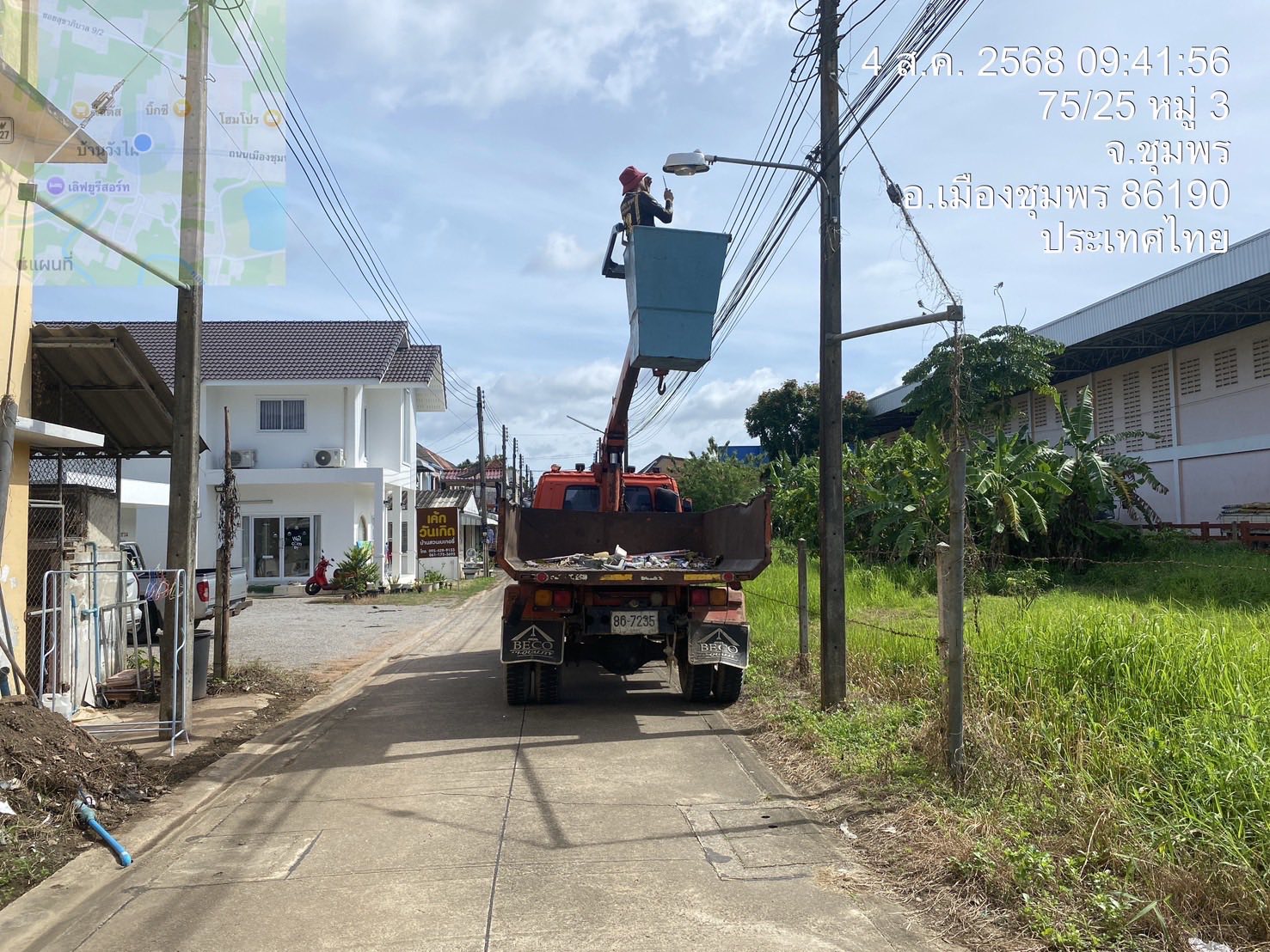 กองช่างลงพื้นที่เข้าซ่อมแซมไฟฟ้าส่องสว่างในเขตเทศบาลตำบลวังไผ่