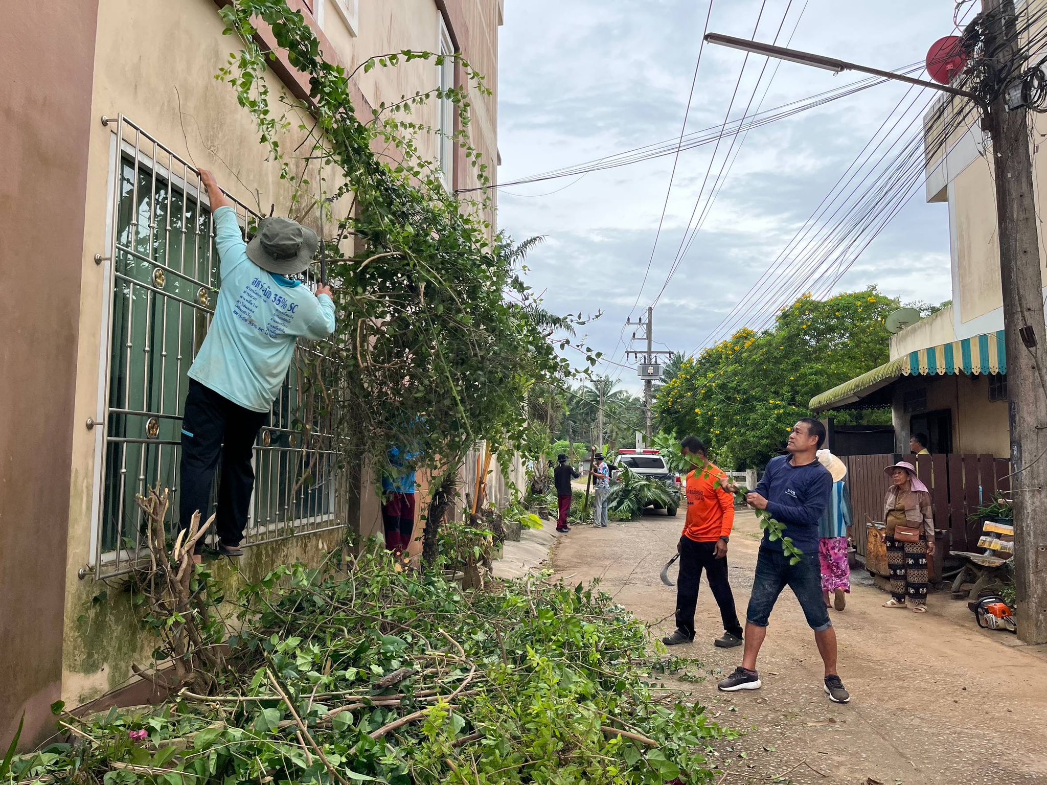 งานป้องกันและบรรเทาสาธารณภัย ลงพื้นที่ตัดต้นไม้ที่ยื่นล้ำถนน