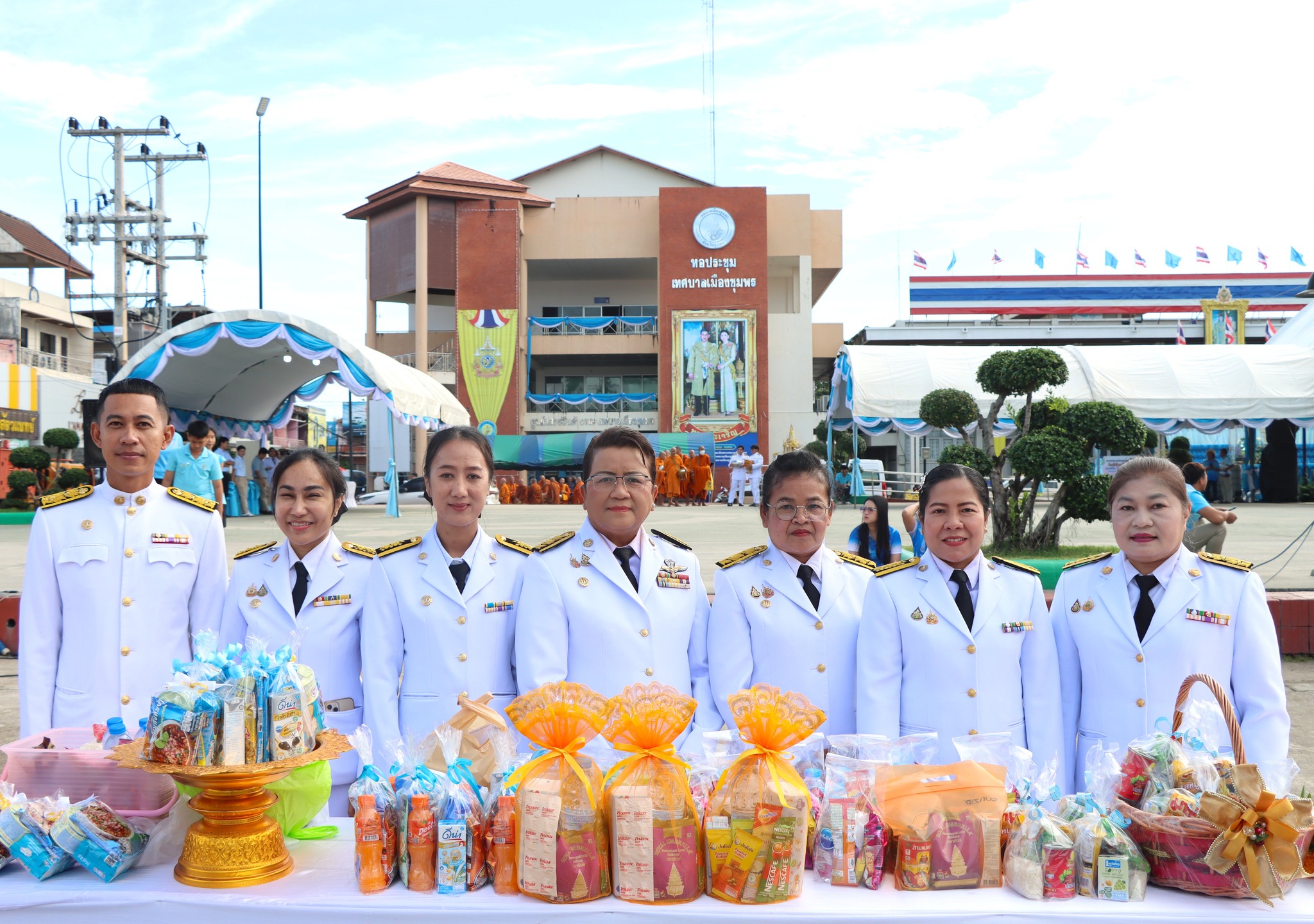 ร่วมพิธีเจริญพระพุทธมนต์และทำบุญตักบาตรถวายพระราชกุศล สมเด็จพระนางเจ้าสิริกิติ์ พระบรมราชินีนาถ พระบรมราชชนนีพันปีหลวง