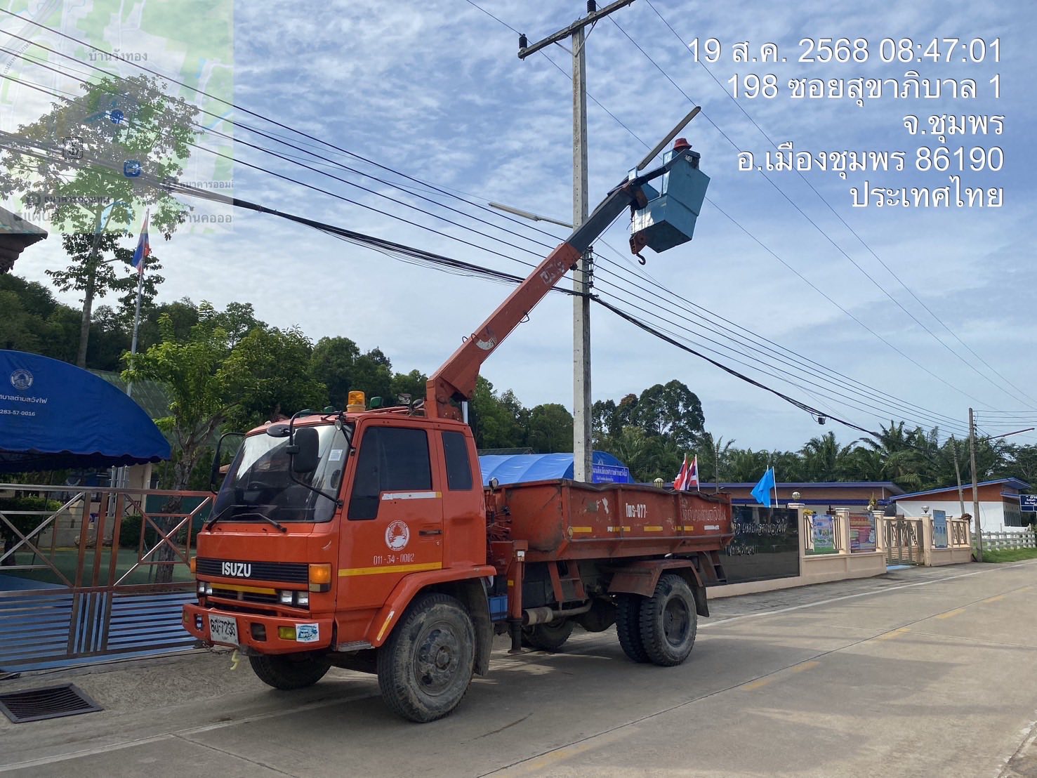 กองช่างลงพื้นที่เข้าซ่อมแซมไฟฟ้าส่องสว่างในเขตเทศบาลตำบลวังไผ่