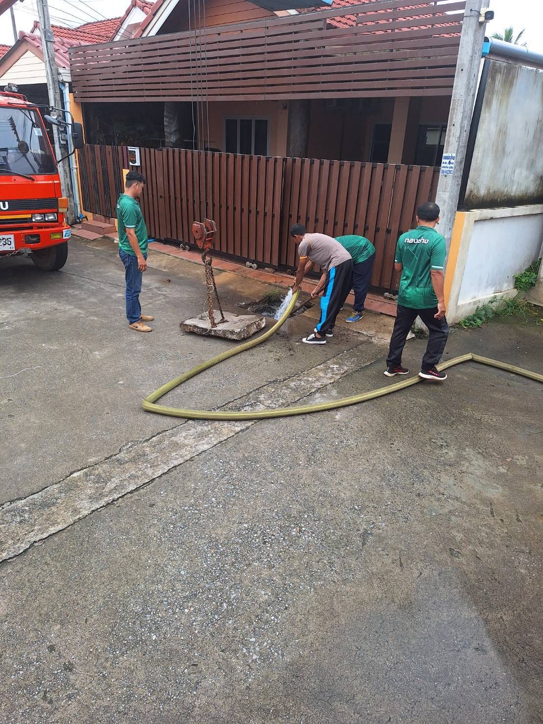 งานป้องกันและบรรเทาสาธารณภัย ลงพื้นที่ล้าง อัด ฉีด ร่องระบายน้ำ
