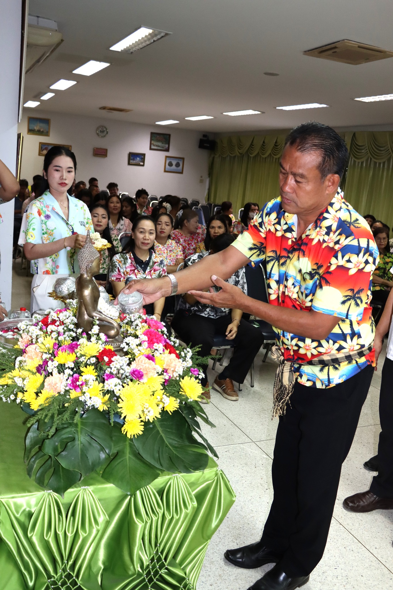 พิธีสรงน้ำพระและรดน้ำขอพรคณะผู้บริหารเทศบาลตำบลวังไผ่