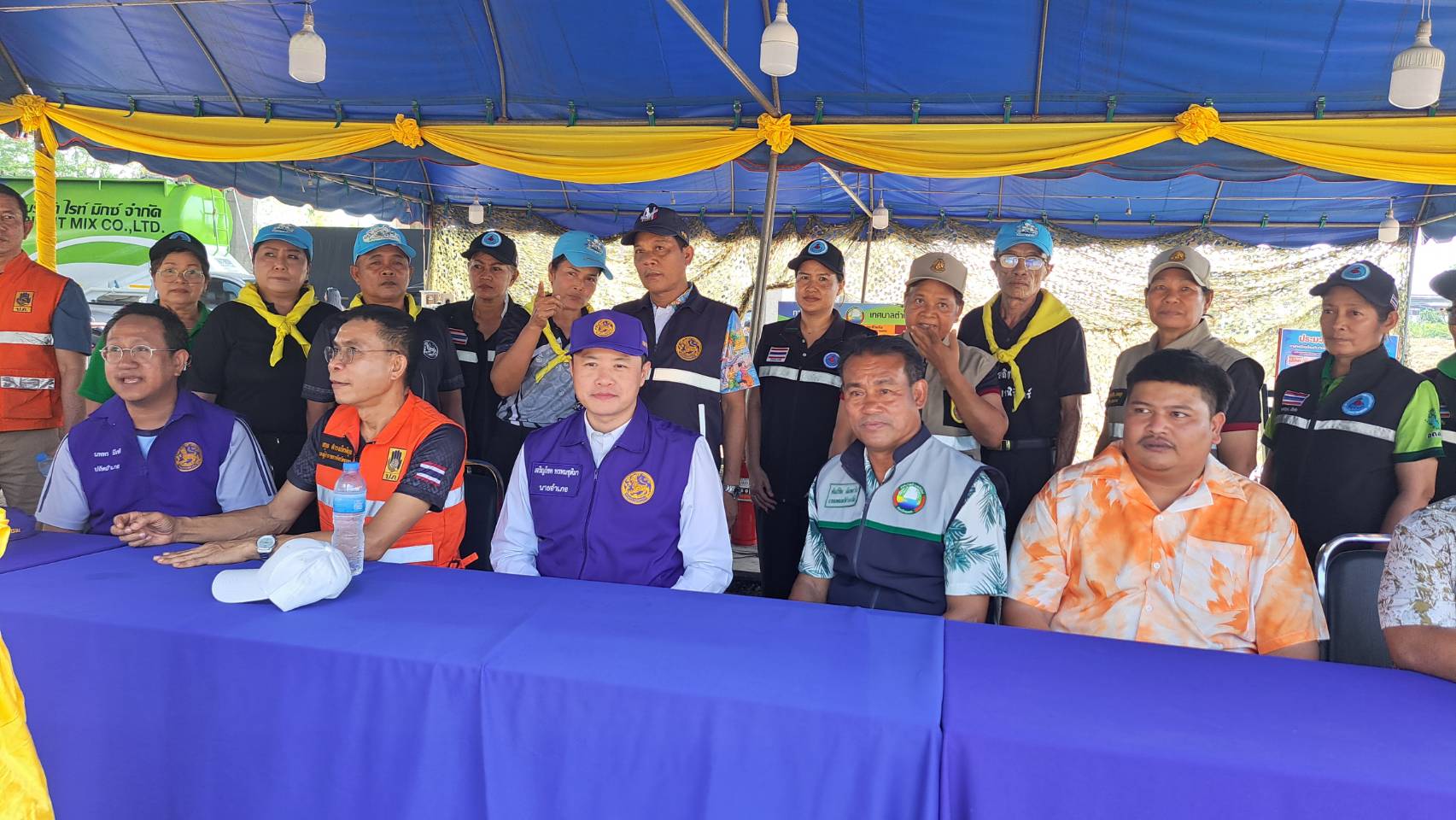 รองผู้ว่าราชการจังหวัดชุมพร พร้อมคณะตรวจเยี่ยมจุดบริการประชาชน การป้องกันและลดอุบัติเหตุบนถนน