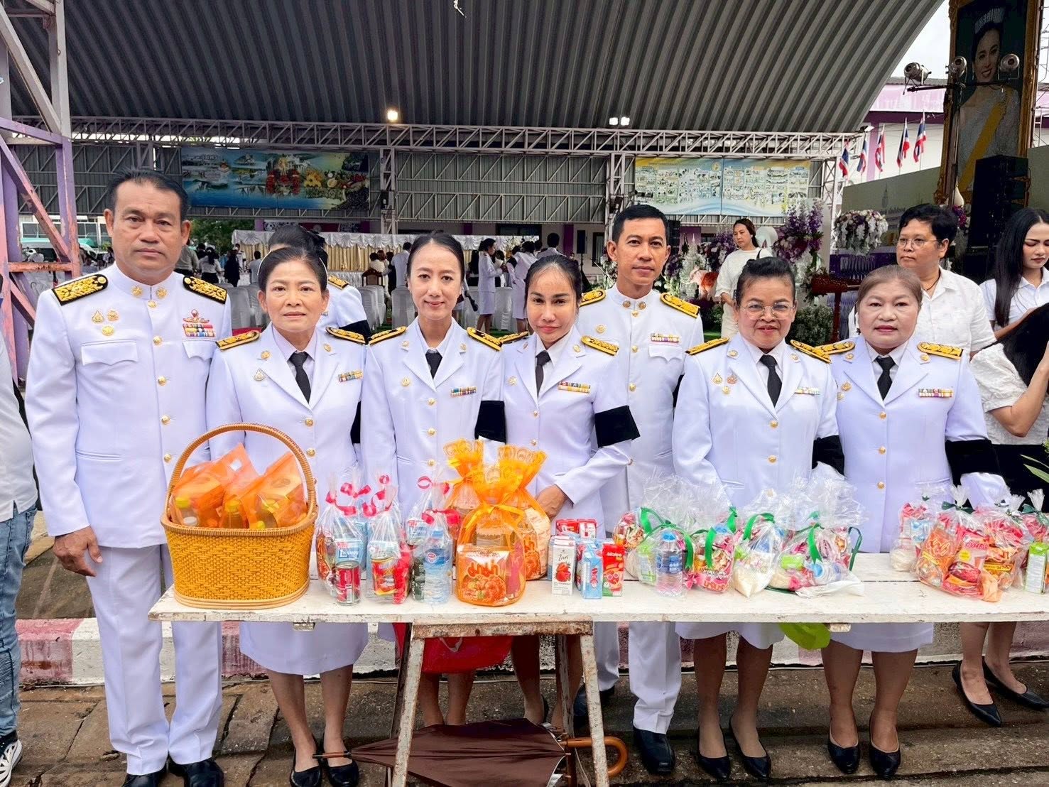 ร่วมพิธีเจริญพระพุทธมนต์และทำบุญตักบาตรถวายพระราชกุศล เนื่องในโอกาสพระราชพิธีมหามงคลเฉลิมพระชนมพรรษา ๔ รอบ สมเด็จพระนางเจ้า ฯ พระบรมราชินี