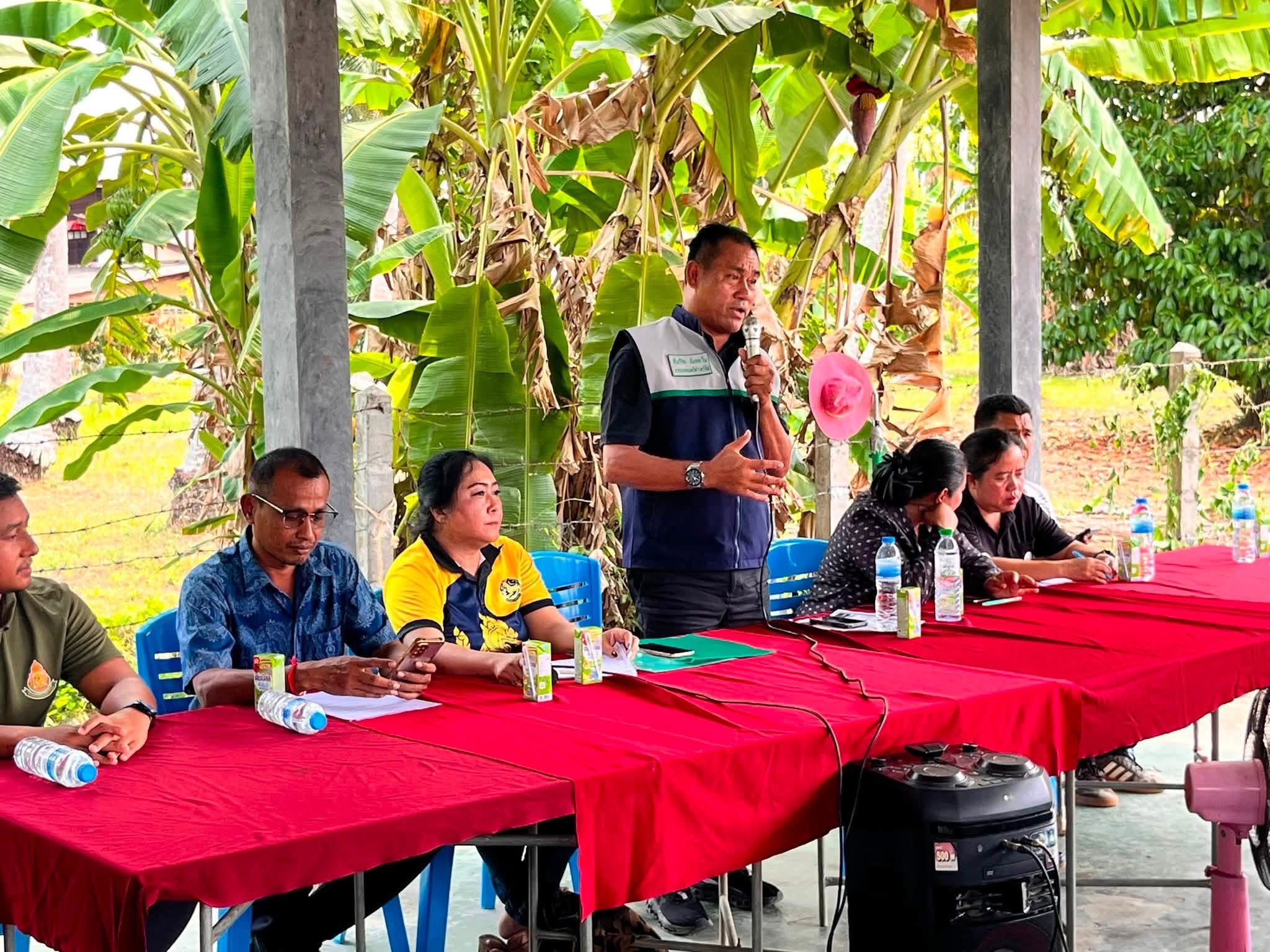 ประชุมประจำเดือน ชุมชนบ้านเขาถล่ม ณ ศาลาหมู่บ้านหนองตาไก่ หมู่ที่ 5 ตำบลวังไผ่