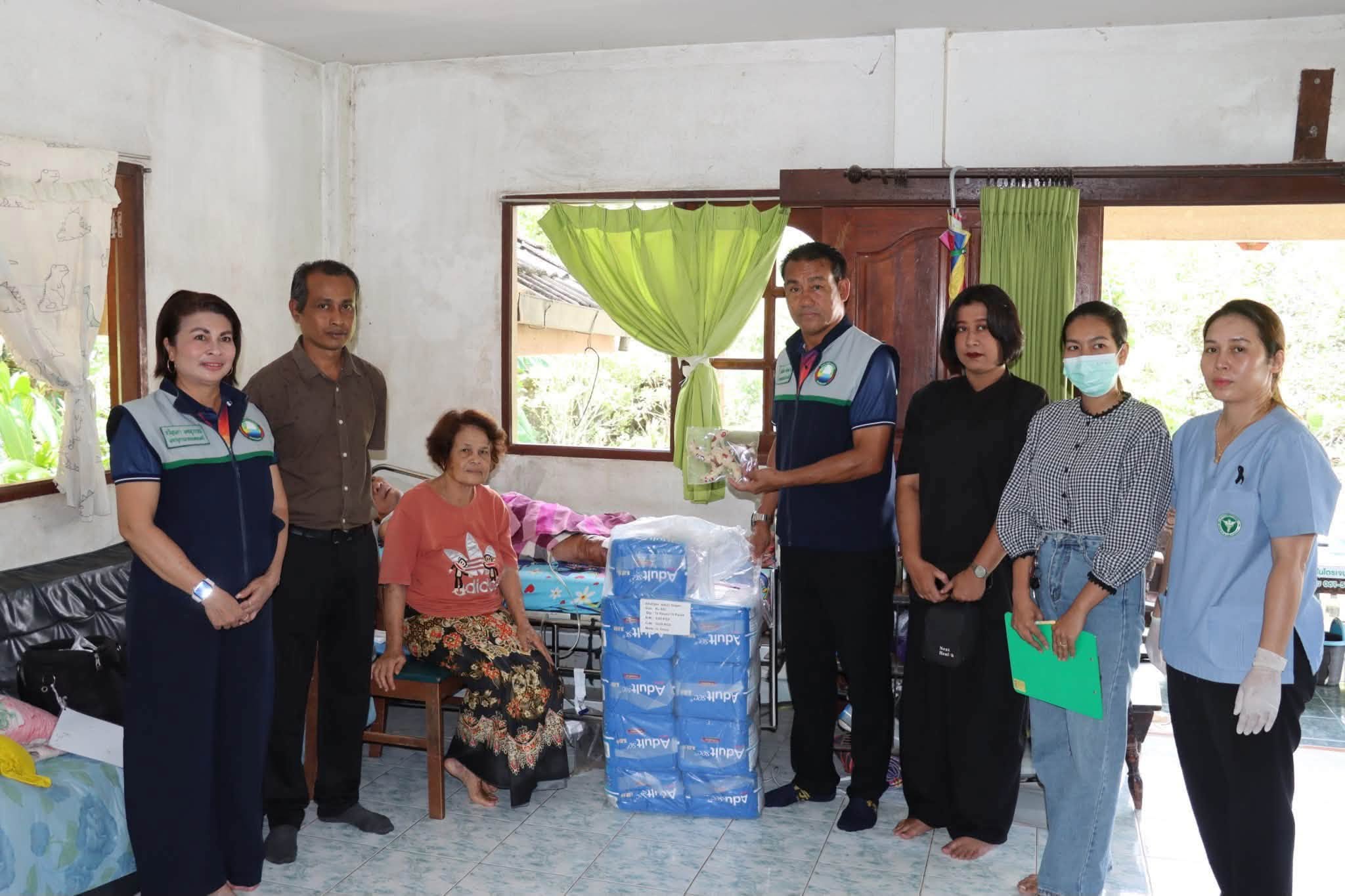 ออกเยี่ยมและมอบของโครงการจัดการบริการดูแลระยะยาวด้านสาธารณสุขสำหรับผู้สูงอายุ และโครงการสนับสนุนผ้าอ้อมผู้ใหญ่ในพื้นที่เทศบาลตำบลวังไผ่