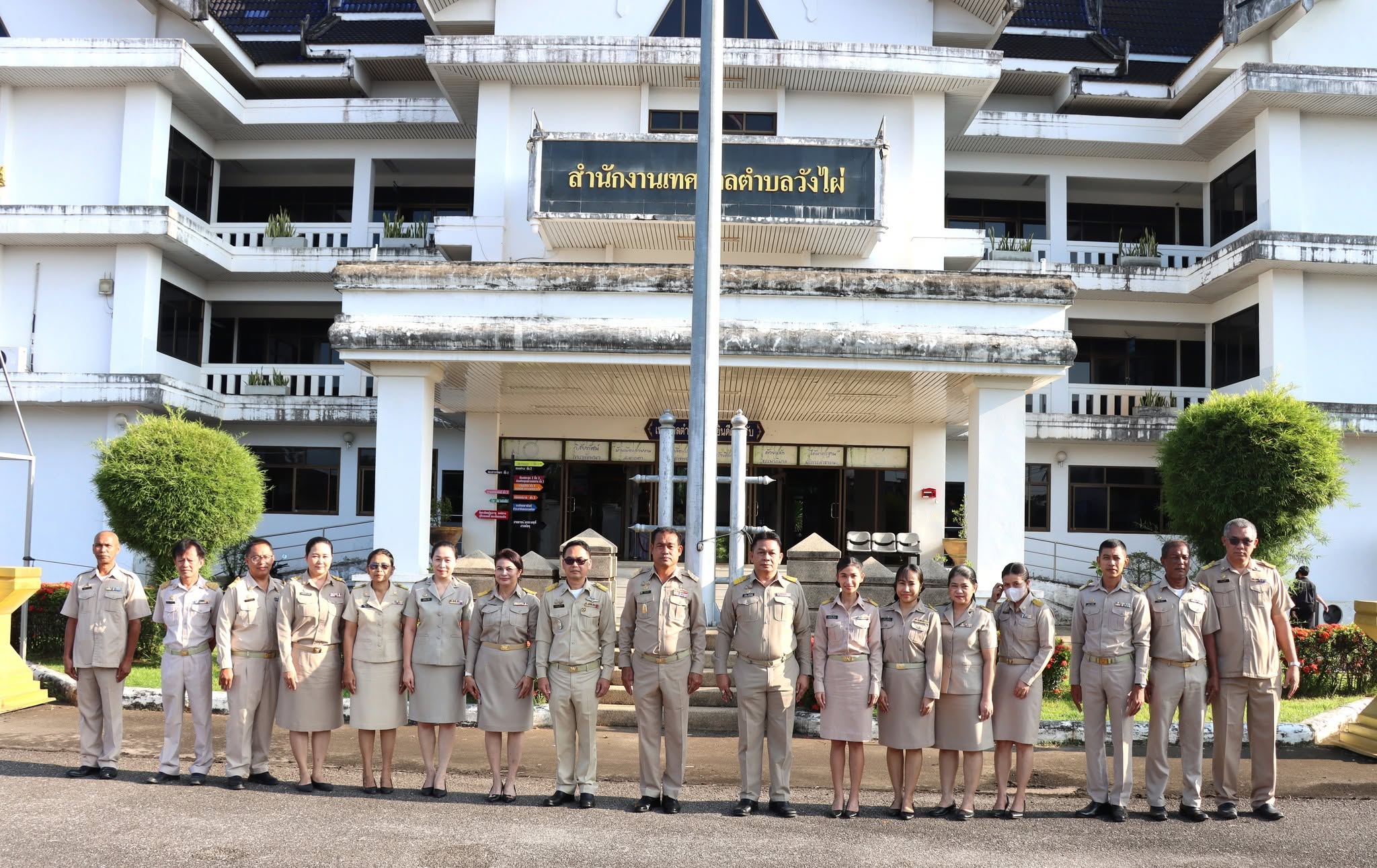 เทศบาลตำบลวังไผ่ จัดกิจกรรมเคารพธงชาติ หน้าสำนักงานเทศบาลตำบลวังไผ่