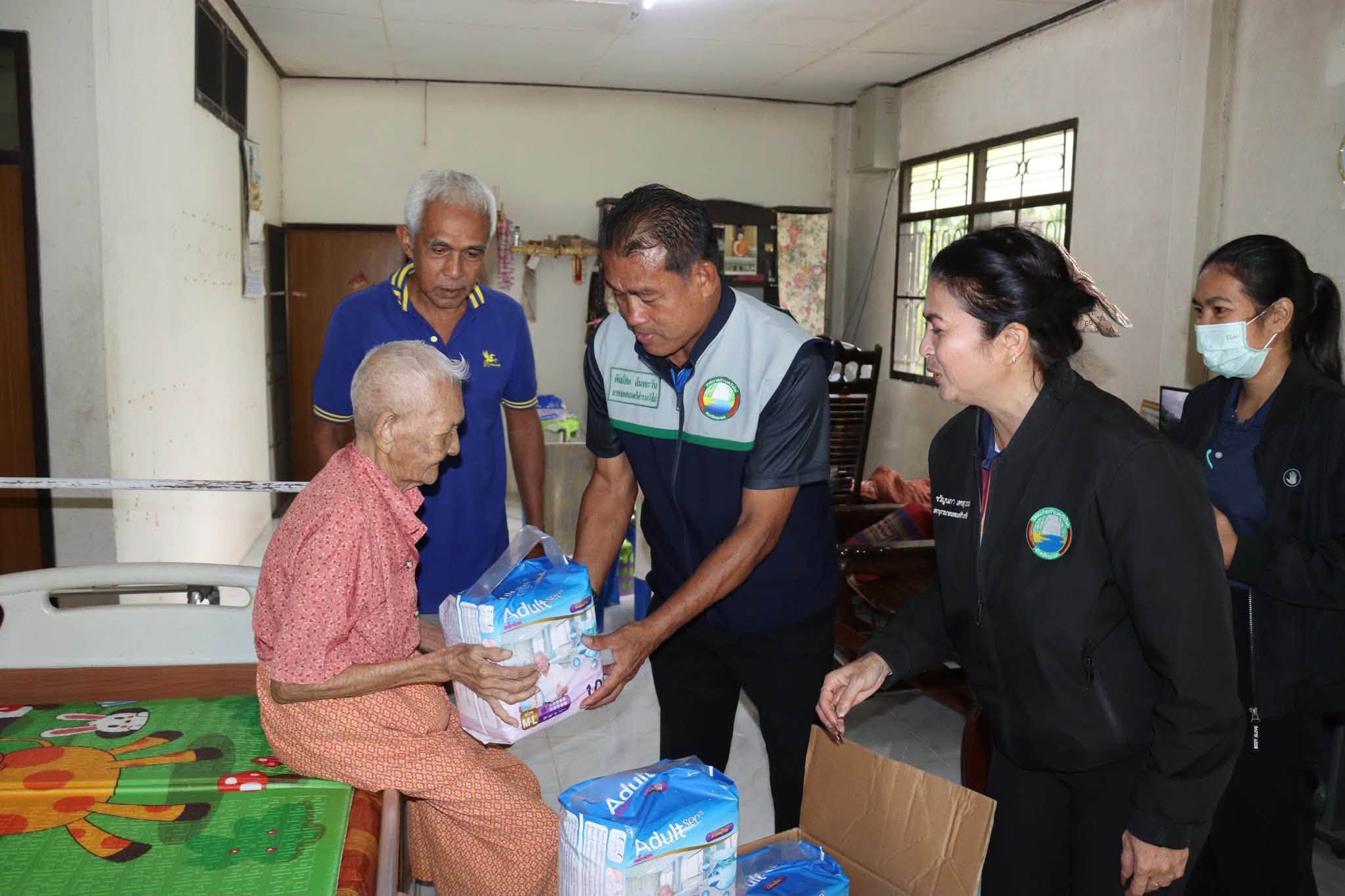 ออกเยี่ยมและมอบของโครงการจัดการบริการดูแลระยะยาวด้านสาธารณสุขสำหรับผู้สูงอายุ และโครงการสนับสนุนผ้าอ้อมผู้ใหญ่