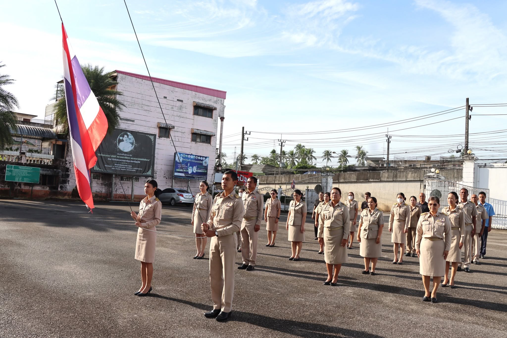 เทศบาลตำบลวังไผ่ จัดกิจกรรมเคารพธงชาติ หน้าสำนักงานเทศบาลตำบลวังไผ่